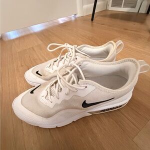 Nike White and Black Air Max Lightweight Sneakers